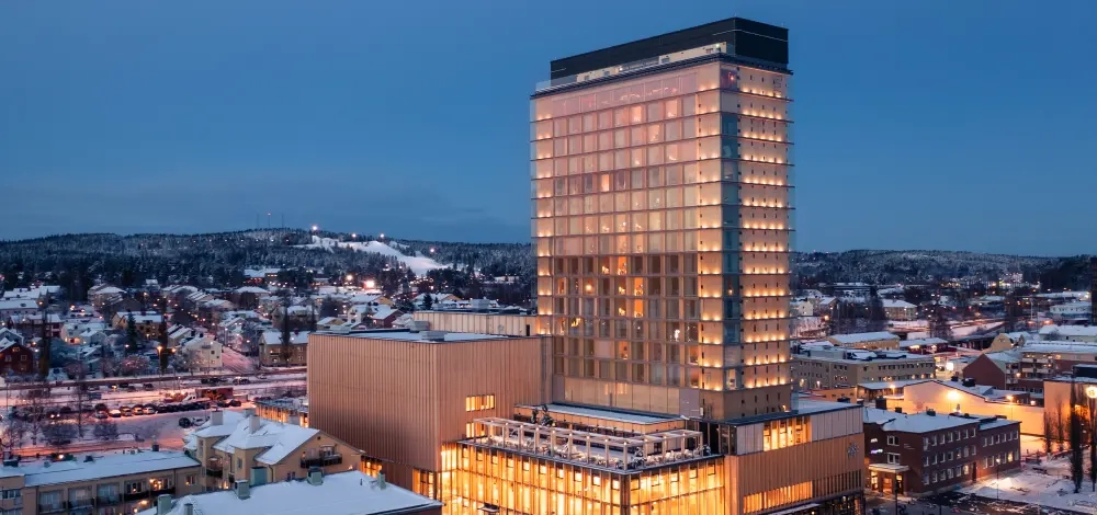 20-geschossiges schwedisches Hochhaus aus Holz „atmet" mit Brandschutz- und Lüftungslösungen von D+H Mechatronic AG. 

