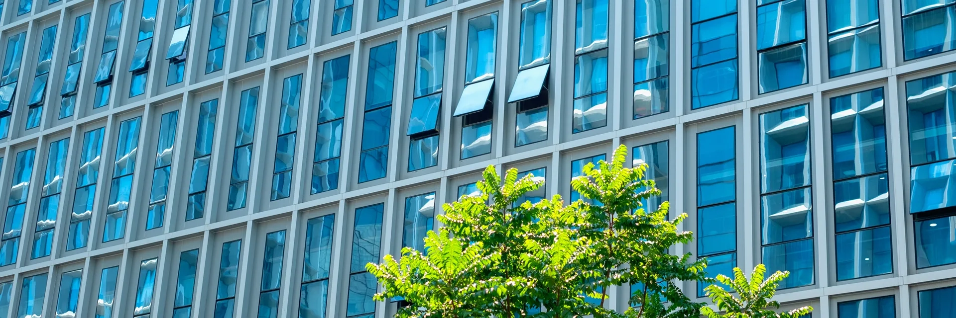 VFE Verband für Fensterautomation und Entrauchung, Bürogebäude mit gekippten Fenstern.